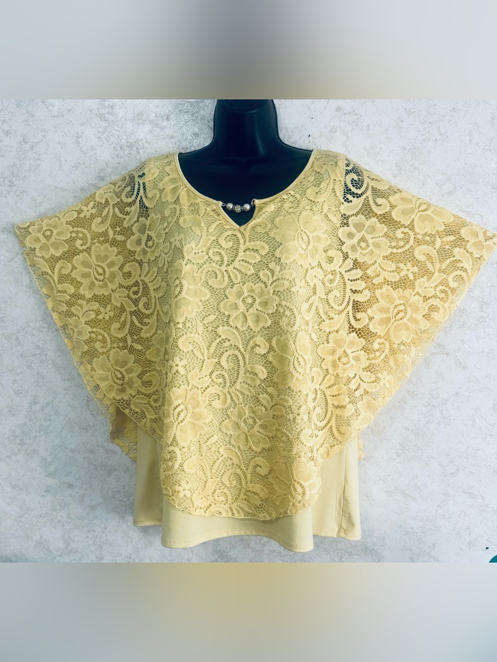 Onyx Ladies Pull Over Blouse Tunic Yellow Lace Overlay Size XL Lined Gems @ Neck
